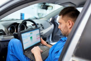 Autosähkäri selvittää auton vikatietoja